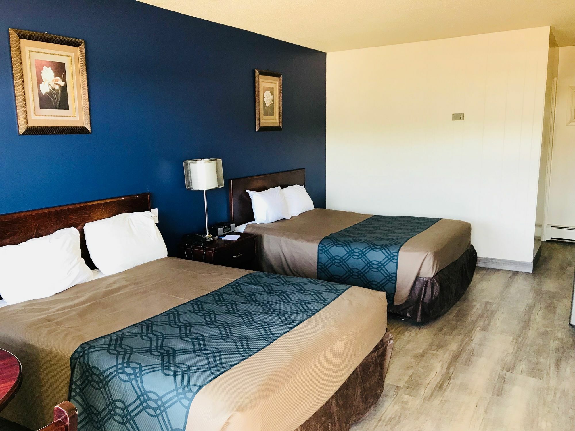 Empire Inn & Suites Penhold Buitenkant foto