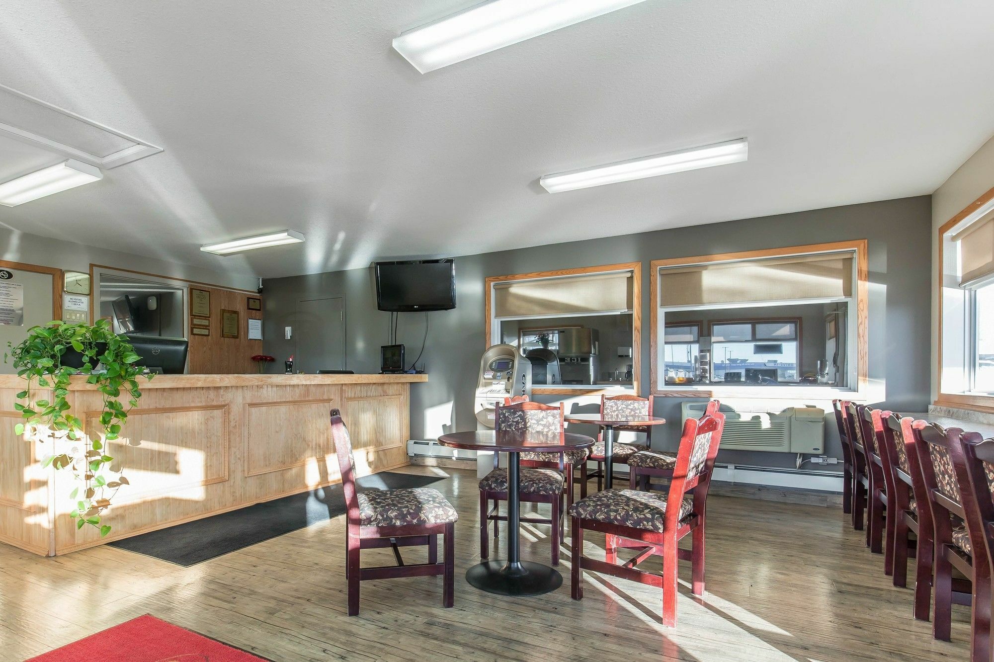 Empire Inn & Suites Penhold Buitenkant foto