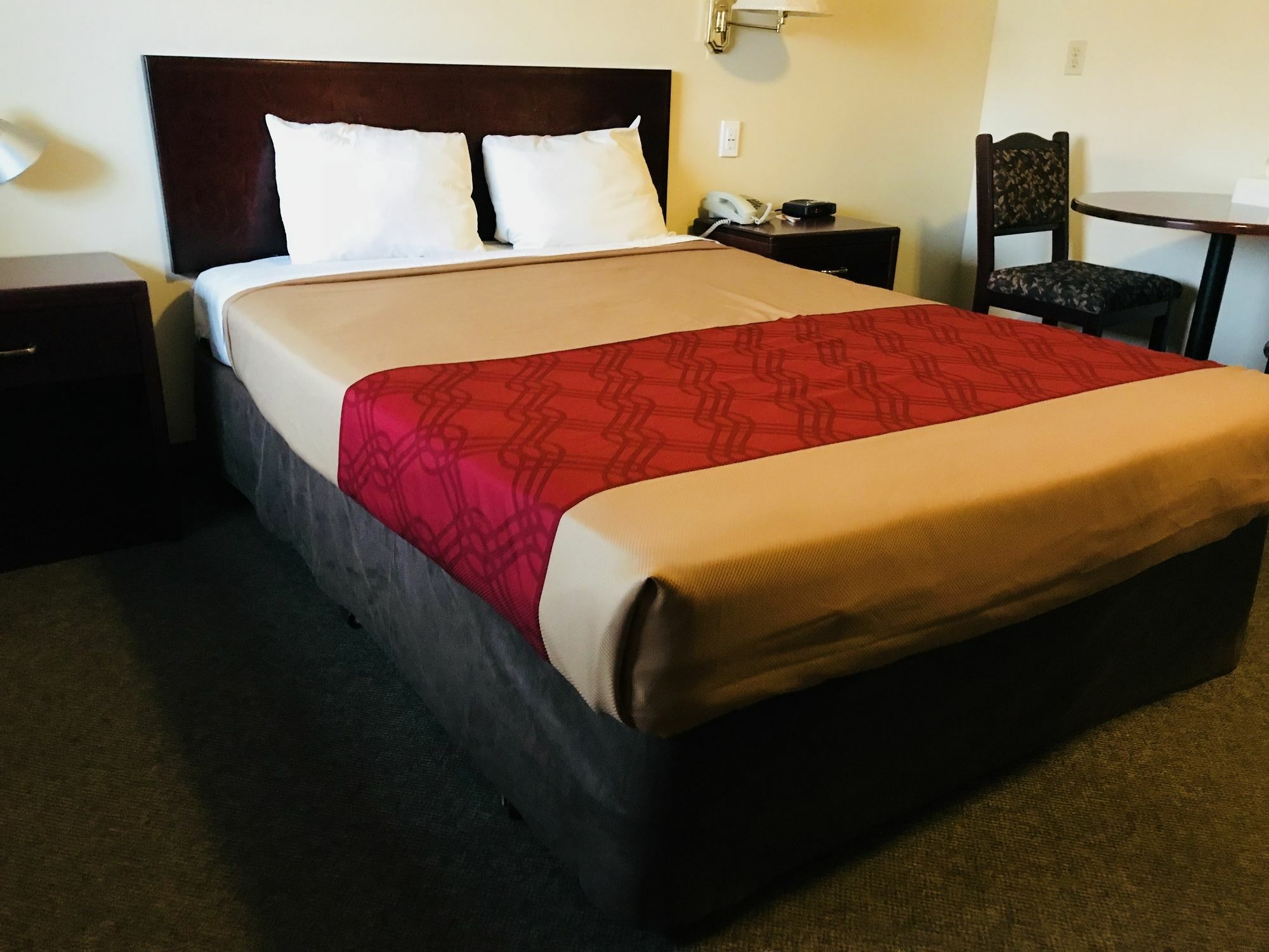 Empire Inn & Suites Penhold Buitenkant foto