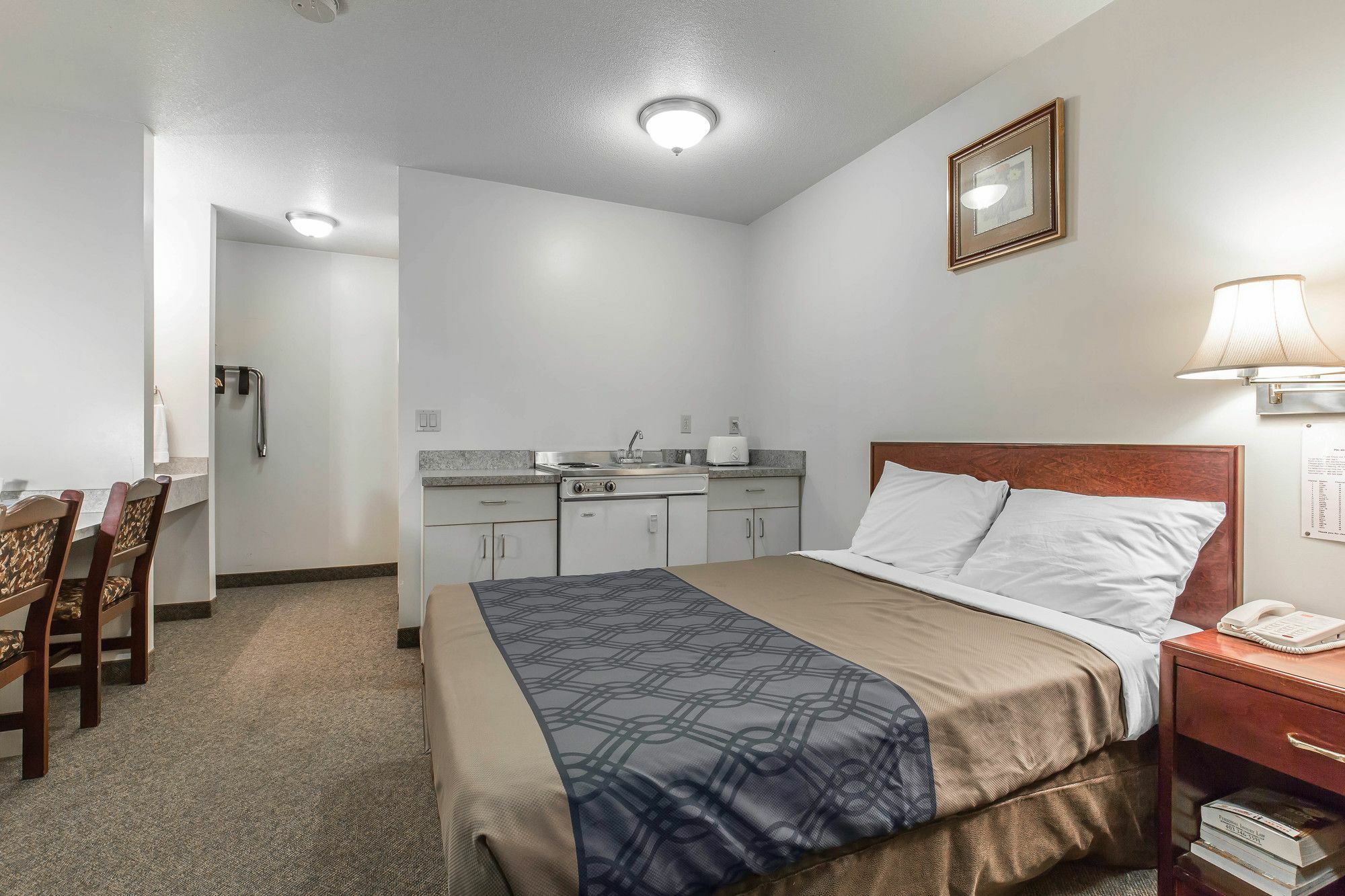 Empire Inn & Suites Penhold Buitenkant foto