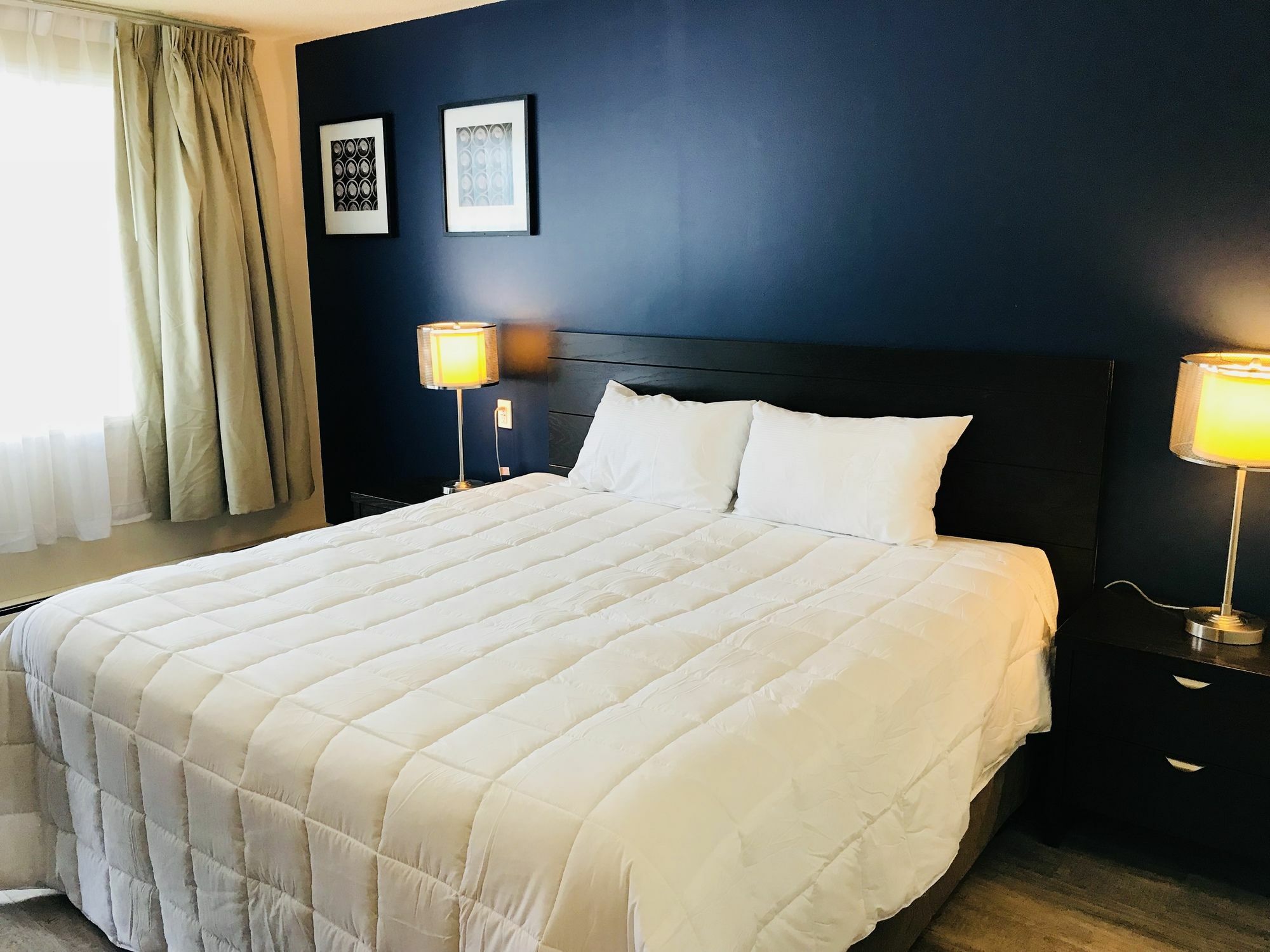 Empire Inn & Suites Penhold Buitenkant foto